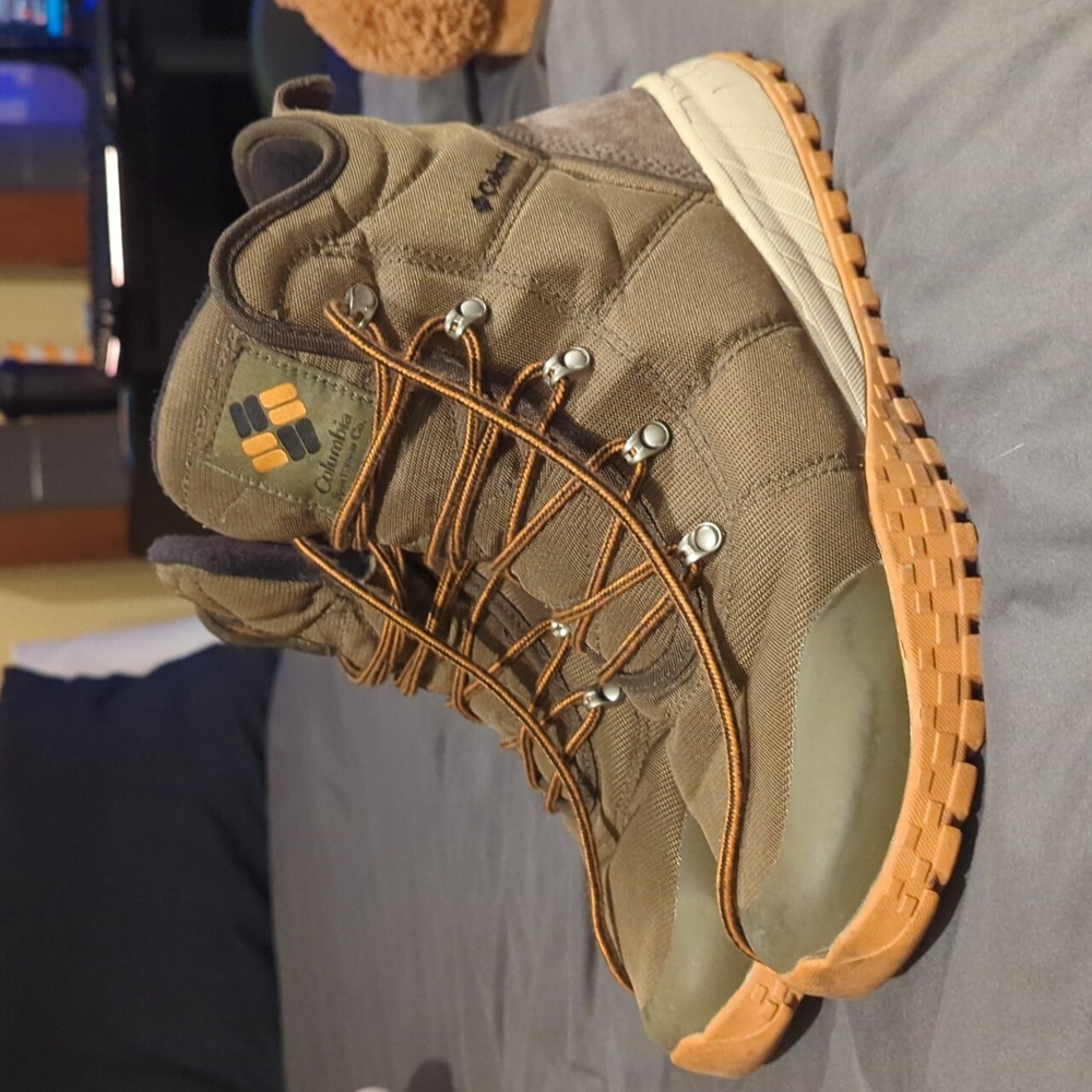 Used Columbia waterproof boots in good condition. Green with gum bottoms.